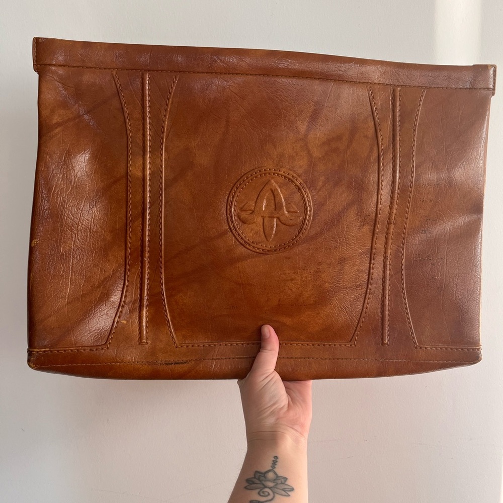 Vintage 1970s oversized brown vinyl faux leather envelope clutch